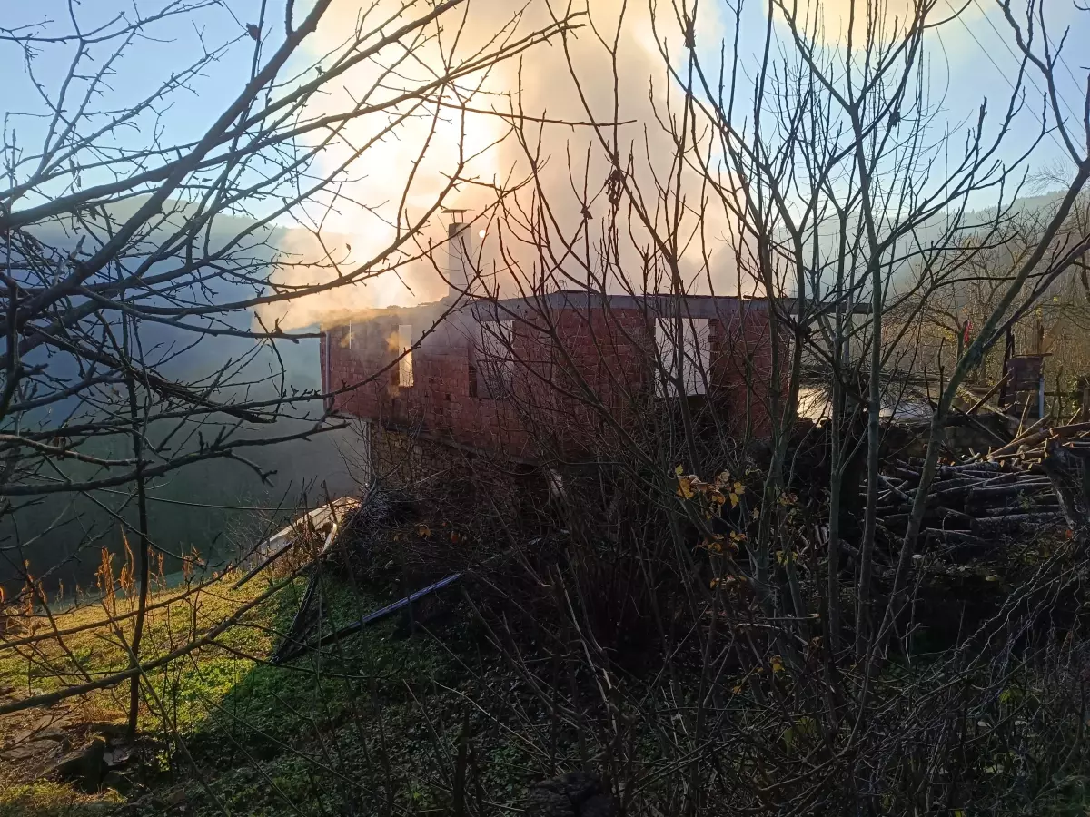 Bartın’da Elektrik Kontağından Yangın: 2 Katlı Konut Kül Oldu