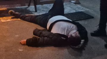 Bartın’da sokakta sızan şahsı polis ve bekçiler uyandıramadı