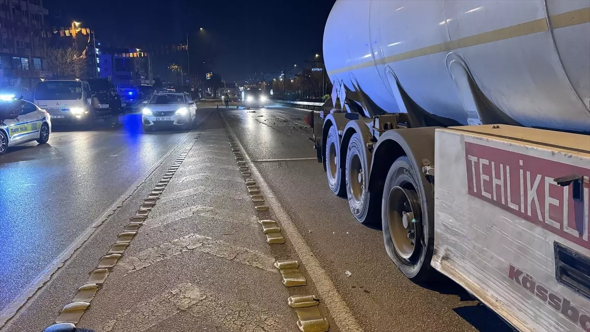 Bursa’da Tankerle Araba Çarpıştı: 2 Yaralı