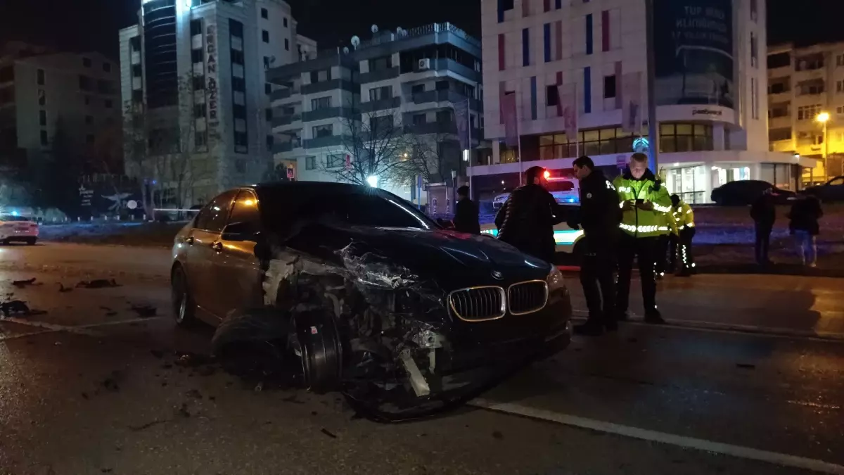 Bursa’da Zıt Tarafta Giden Araba TIR ile Çarpıştı: 2 Yaralı