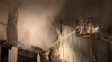 Esenyurt’ta Çatal ve Kaşık Fabrikasında Yangın Çıktı