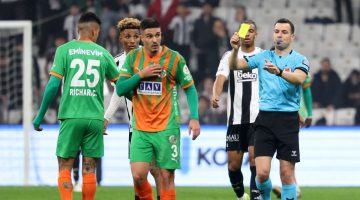 Hakem Cihan Aydın maç sonrası Beşiktaş forması imzaladı