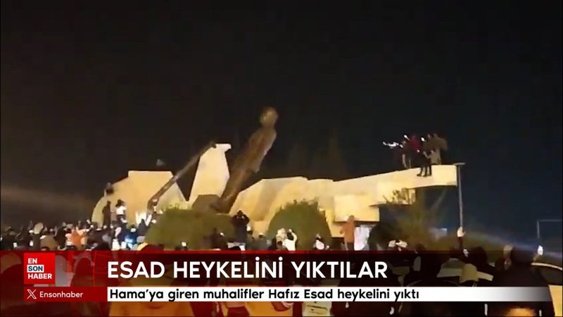Hama’ya giren muhalifler Hafız Esad heykelini yıktı
