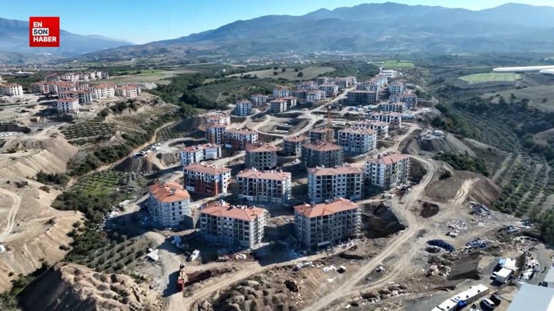 Hatay’ın Arsuz ilçesinde zelzele konutlarının üretimi sürüyor