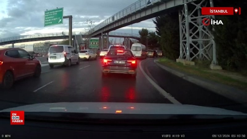İstanbu’da emniyet şeridine giren şoför yol vermeyen araca üç defa çarptı