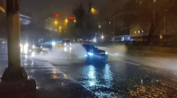 İstanbul’da Sağanak Yağış Hayatı Olumsuz Etkiledi