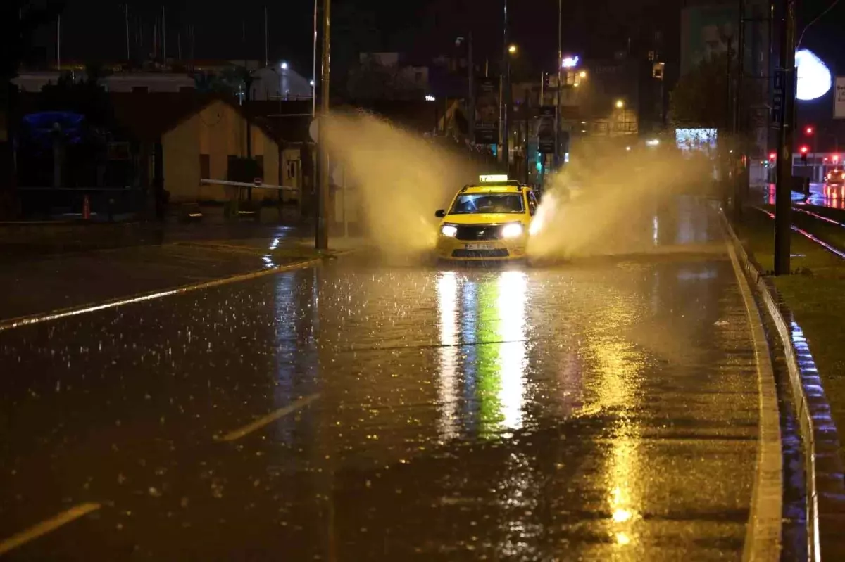 İzmir’de Sağanak Yağış Hayatı Olumsuz Etkiledi