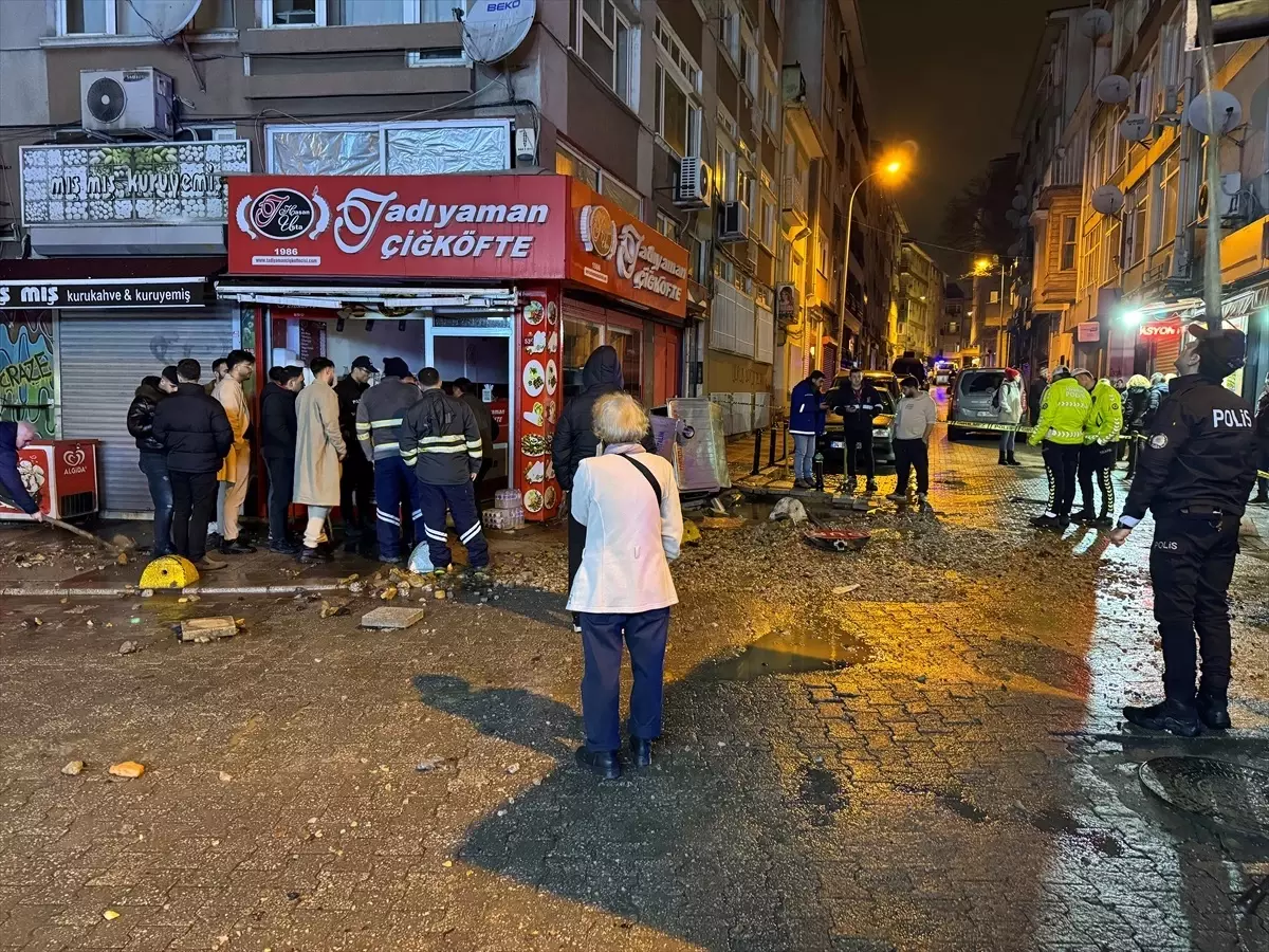Kadıköy’de Su Şebekesi Patladı, Bina Tahliye Edildi