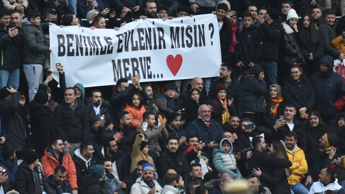 Kayserispor – Galatasaray maçında evlilik teklifi yapıldı