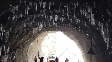 Kemaliye’de Soğuk Hava Nedeniyle Taş Yolda Buz Sarkıtları Oluştu