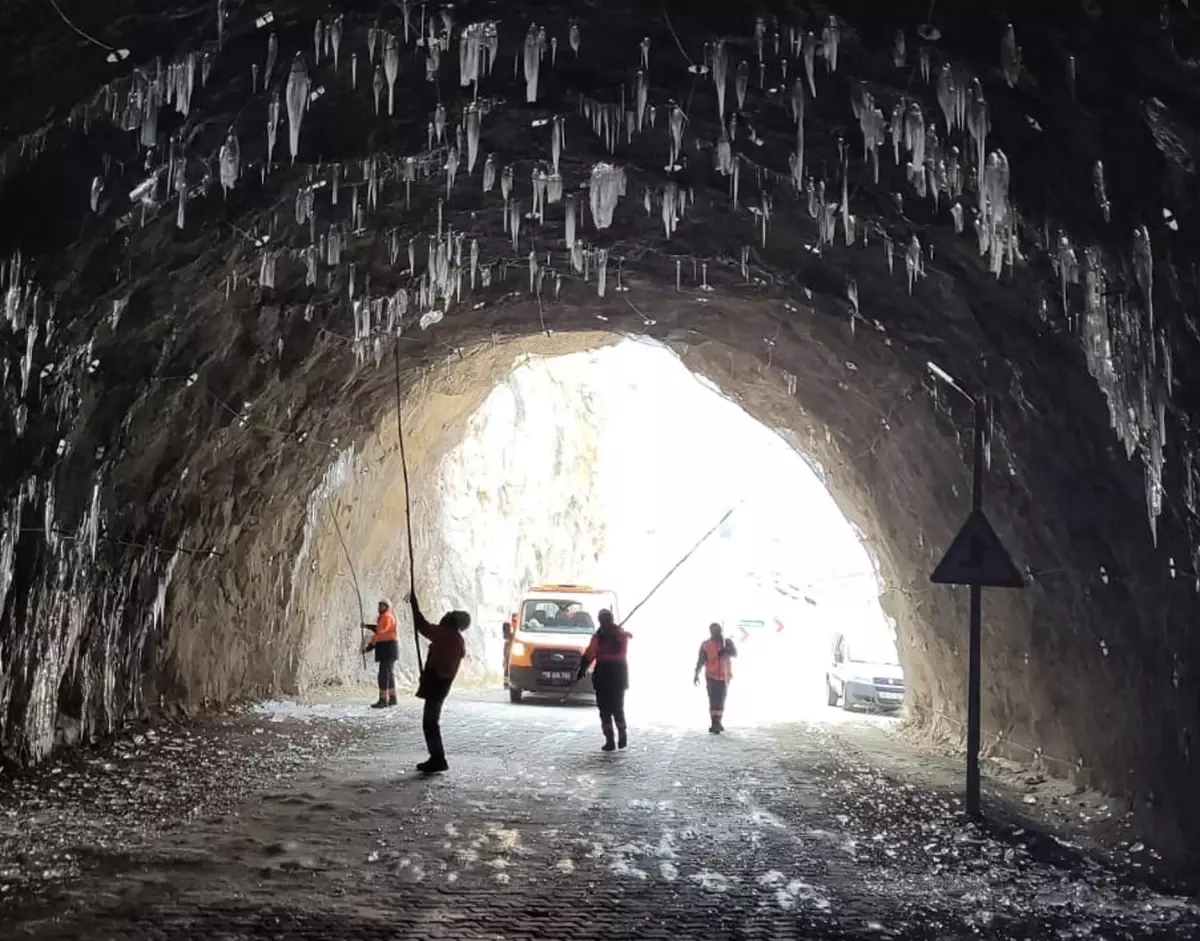 Kemaliye’de Soğuk Hava Nedeniyle Taş Yolda Buz Sarkıtları Oluştu