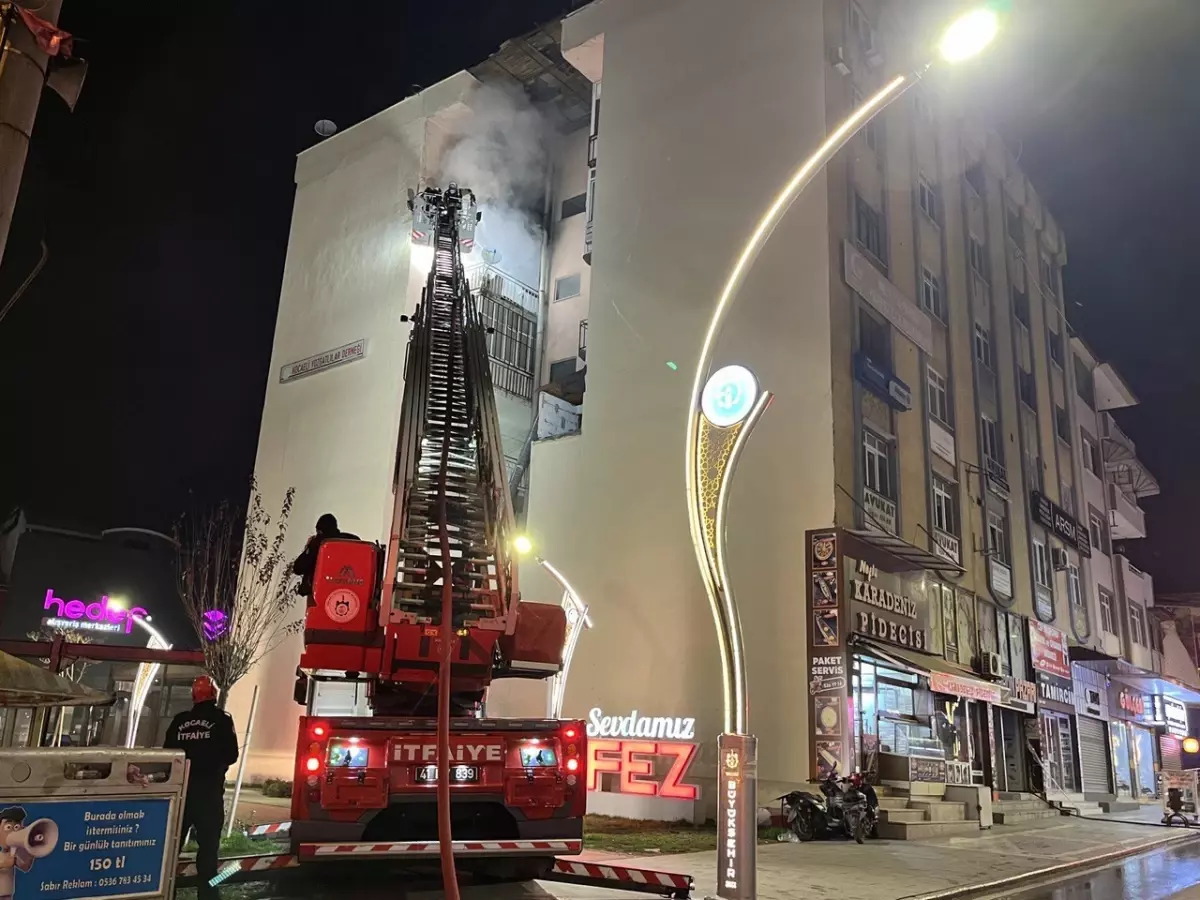 Kocaeli’de 6 Katlı İş Hanında Yangın