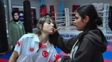 Muay Thai Antrenörü Kız Öğrencileri Kendilerini Savunmaya Hazırlıyor
