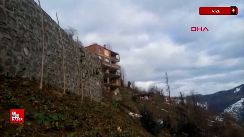 Rize’de heyelan köy yolunu kapattı; taş duvarın yıkılma anı