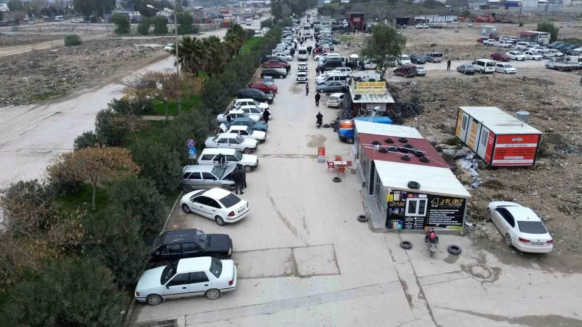 Ülkelerine dönmek isteyen Suriyeliler, araçlarını satmak için otomobil pazarına akın etti