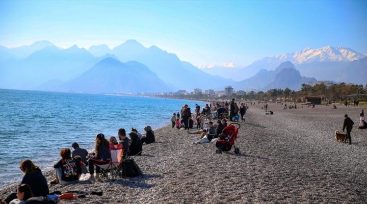 Antalya kıyılarında yeni yılın birinci günü yoğunluğu