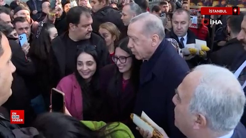 Cumhurbaşkanı Erdoğan, Sultanahmet’te vatandaşların kandilini kutladı