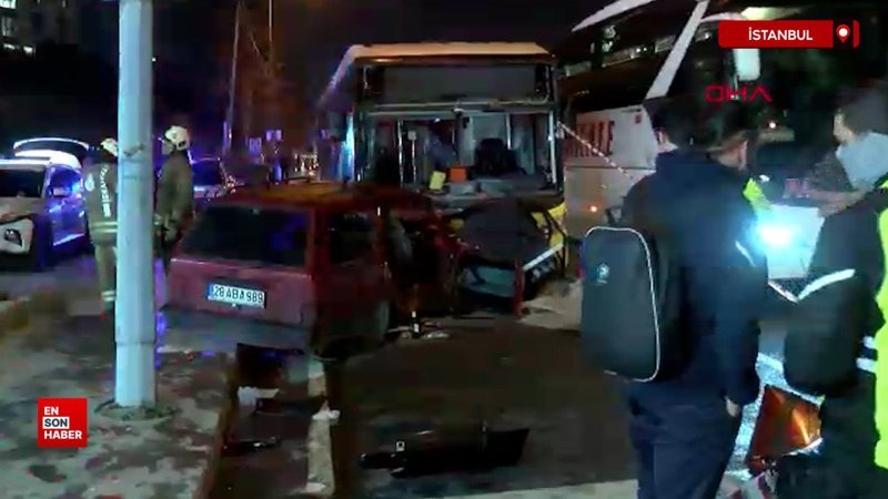 İstanbul Eyüpsultan’da araba İETT otobüsüyle çarpıştı