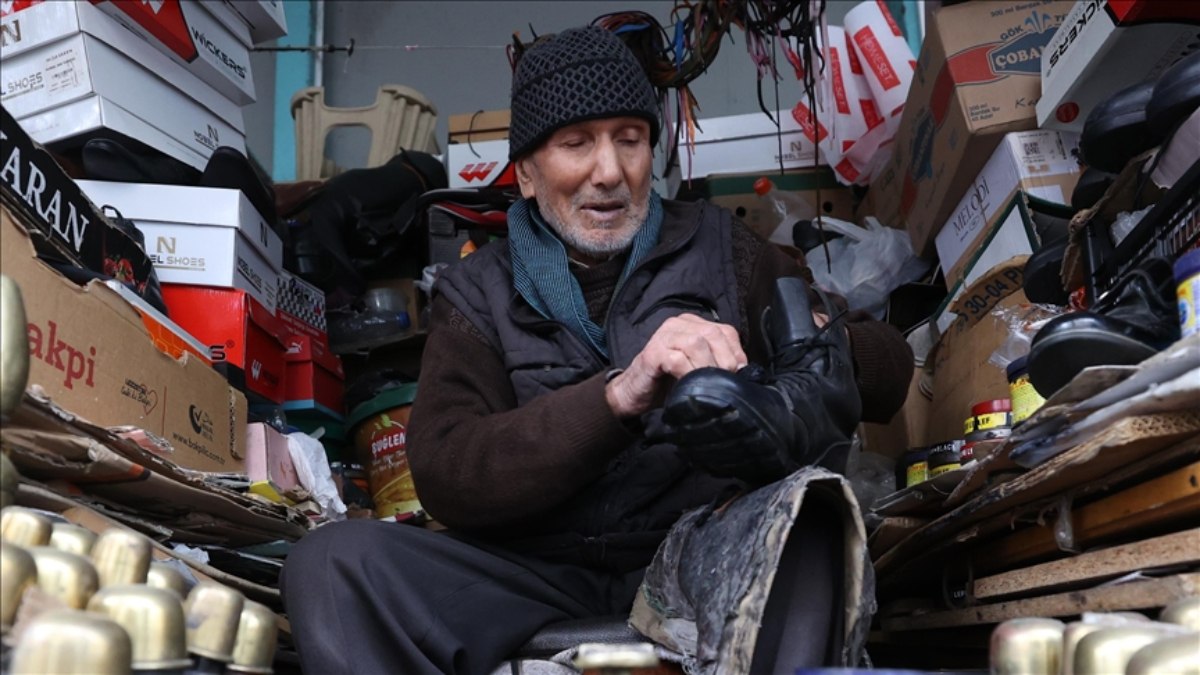 Kırklareli’de 95 yaşında ayakkabı boyacılığı yapıyor