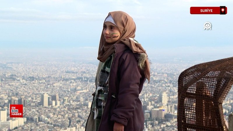 Suriyeliler, Kasyun Dağı’ndan Şam görüntüsünün tadını çıkarıyor
